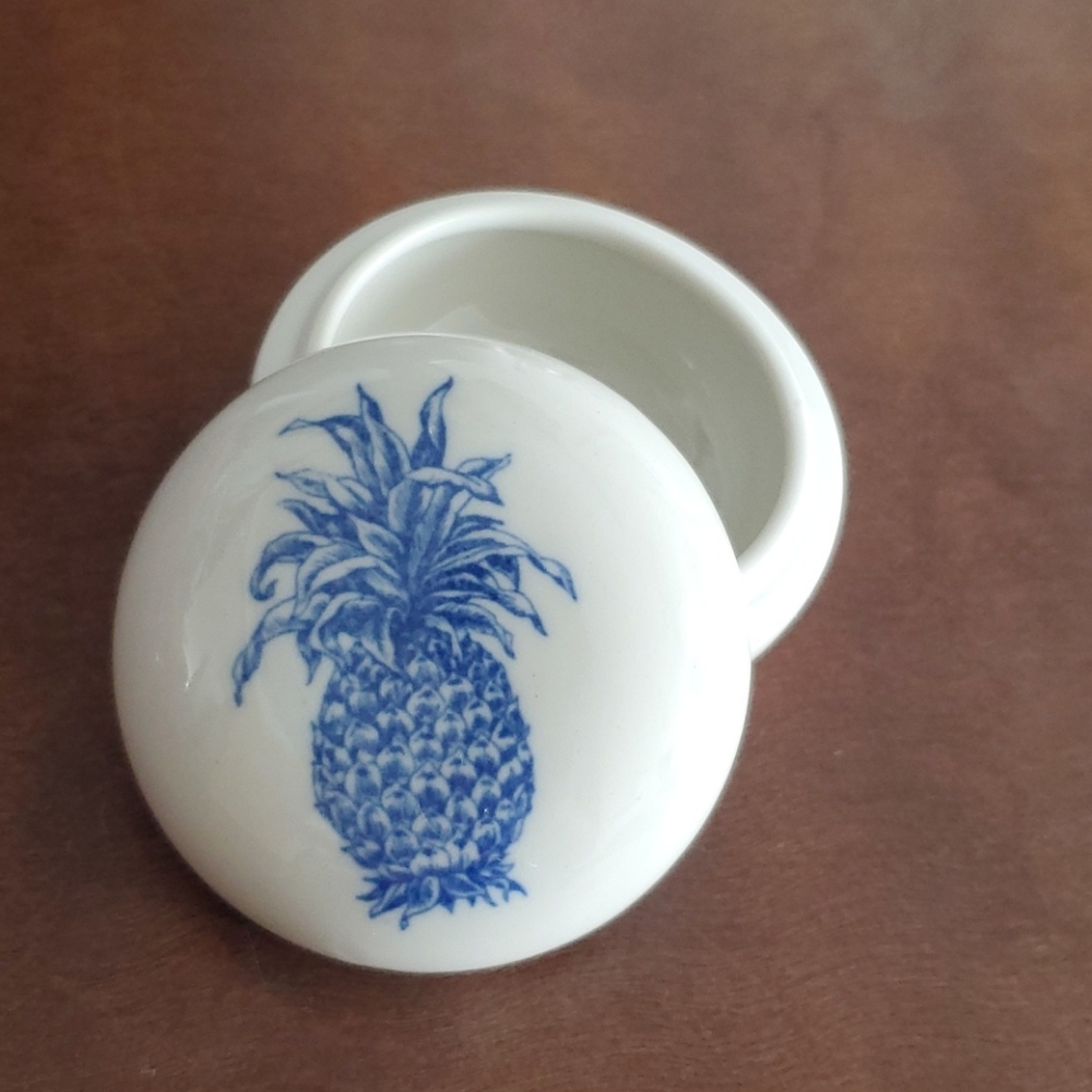 3/$15 NWT Round Porcelain Pineapple Box